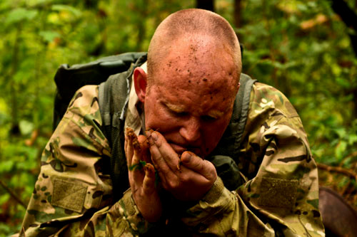 Trong khi di chuyển, họ cũng ngụy trang với bùn và cỏ cùng các vật liệu khác để làm cho mình khó nhận ra hơn.