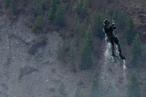 Tại địa điểm đón, đội cứu hộ sẵn sàng cho hầu hết các tình huống. Nhân viên cứu hộ như trong ảnh có thể lặn xuống nước, nhảy xuống rừng rậm hoặc làm theo bất kỳ cách gì để cứu người bị thương bên dưới.