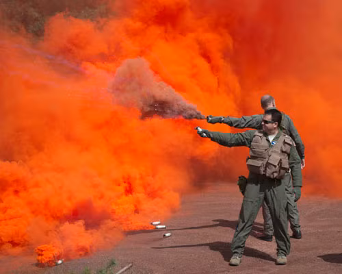 Nếu lực lượng cứu hộ đang ở trong khu vực, những người bị mắc kẹt sẽ báo hiệu để được cứu. Khói là một thứ tuyệt vời và binh sỹ thường tạo ra tín hiệu này bằng cây và cỏ khô trên mặt đất.