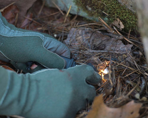 Để tạo hơi ấm và để nấu ăn, tốt nhất là phải đốt lửa. Trong khi một số loài cá và hầu hết các loại cây cỏ có thể ăn sống thì lửa là cần thiết để chuẩn bị chế biết tất cả các loại thịt và côn trùng.