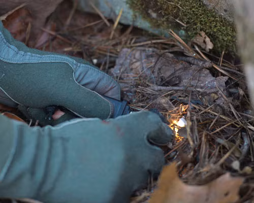 Để tạo hơi ấm và để nấu ăn, tốt nhất là phải đốt lửa. Trong khi một số loài cá và hầu hết các loại cây cỏ có thể ăn sống thì lửa là cần thiết để chuẩn bị chế biết tất cả các loại thịt và côn trùng.