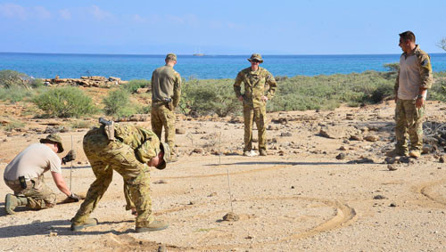 Các binh sỹ Quân đội Mỹ cũng được đào tạo các khắc phục các vấn đề của thiết bị. Ở đây họ đang thực hành cách sử dụng phương pháp “cây gậy và cái bóng” để định hướng.