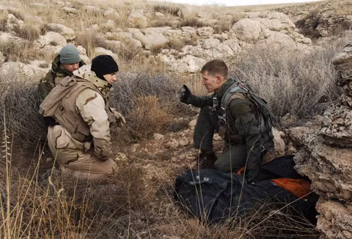 Khi các binh sỹ rời khỏi nơi họ đáp xuống, họ phải chôn giấu hoặc phá hủy các thiết bị mà họ không thể mang theo được.