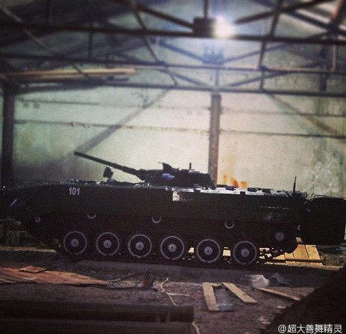 Chiếc xe bọc thép BMP-1 được chào bán với góc ảnh chụp từ hông. 