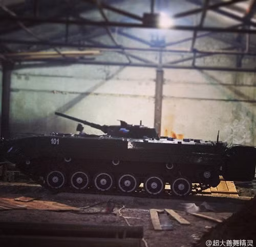 Chiếc xe bọc thép BMP-1 được chào bán với góc ảnh chụp từ hông. 