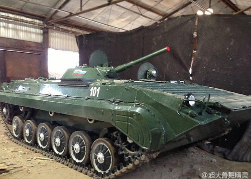 Cùng được chào bán có cả một chiếc xe bọc thép BMP-1. 