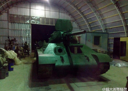 Xe tăng T-34-76 nhìn từ phía trước. 