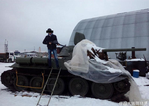 Bên cạnh đó là xe tăng T-34-76 sản xuất năm 1942, các bộ phận đều còn hoàn hảo, có thể chạy được, giá chào bán sau khi mọi thủ tục hoàn tất và chuyển đến tận nơi là 1,7 triệu tệ không mặc cả (tương đương hơn 5 tỷ tiền Việt). 