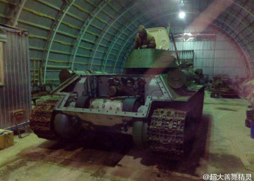 Xe tăng T-34-76 nhìn từ phía sau tháp pháo. 