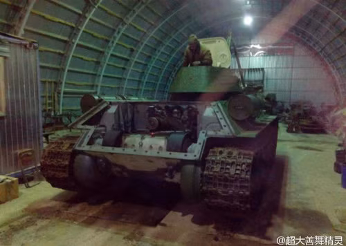 Xe tăng T-34-76 nhìn từ phía sau tháp pháo. 