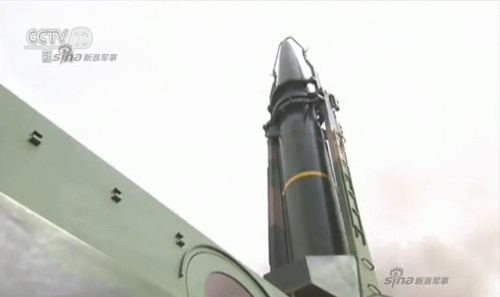 Theo Sina, đơn vị diễn tập sử dụng loại tên lửa Đông Phong 4, là tên lửa đạn đạo xuyên lục địa đầu tiên của Trung Quốc có tầm bắn từ 5.000 đến 6.000 km. Đông Phong 4 mang một đầu đạn hạt nhân 3 megaton nặng 2.200 kg.