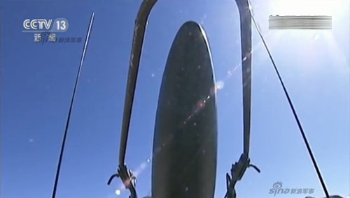 Trong khi đó ở cách sa mạc Gobi hàng ngàn km, hàng chục bệ phóng tên lửa của đơn vị khác cũng đã bài binh bố trận, chiếm lĩnh trận địa, dựng đứng tên lửa, lấy phần tử mục tiêu chính xác, chuẩn bị thực hiện động tác mô phỏng phóng nhiều hỏa tiễn cùng một lúc.