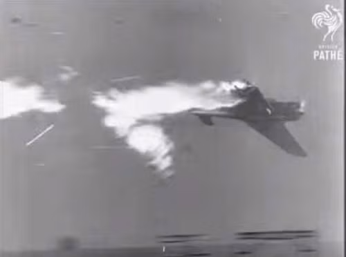 Trong khi lực lượng phi công cảm tử chưa thực hiện kế hoạch thì sáng sớm ngày 21/10/1944, một máy bay Nhật có thể là Aichi D3A hoặc Ki-51 đã lao vào tháp chỉ huy ở mũi tuần dương hạm hạng nặng HMAS Australia khiến 30 người trên tàu tử vong gồm cả thuyền trưởng và 64 người khác bị thương.