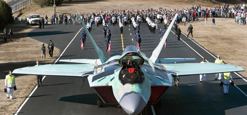 Ý kiến này cũng được các Thượng nghị sĩ James Inhofe, R-Oklahoma nêu lên trong một buổi điều trần của Ủy ban Quân vụ Thượng viện Mỹ gần đây. Họ nói: “Bây giờ chúng ta chỉ có 187 chiếc F-22 hoạt động. Tất cả những gì chúng ta nghe về nó là một công việc tuyệt vời mà nó đang làm... Tôi nghĩ chúng ta đều biết chúng ta không đủ F-22”. Nguồn ảnh: Sina