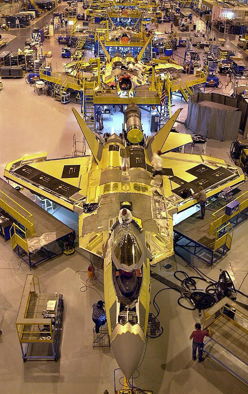 Justin Anhalt cũng nói rằng trước các mối đe dọa từ việc Nga và Trung Quốc đã nâng cao khả năng máy bay của họ, thì việc giữ một lực lượng F-22 Raptor mạnh mẽ cùng với F-35 là ưu tiên hàng đầu. Nguồn ảnh: Sina