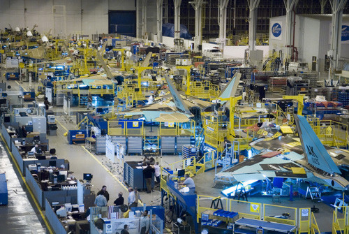 Trước đó, hồi đầu tháng 3, trên một bài báo của tờ Airforce Times của Mỹ, nhiều nhân vật trong các cơ quan có liên quan đã bày tỏ ý kiến về việc Không quân Mỹ đang bị thiếu hụt các máy bay F-22. Thiếu tá Justin Anhalt của Không quân Mỹ cho biết: “Nói chung, chúng tôi đang cố gắng để nâng cao khả năng của F-22 nhưng tổng số lượng máy bay không thể đáp ứng các yêu cầu”. Nguồn ảnh: Sina