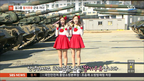 Ngay ở nơi chỉ có sắt thép, súng đạn khô khan, hai cô nàng vẫn sôi động.