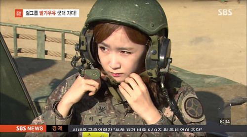 Một trong hai cô gái đang đội mũ của lính xe tăng.