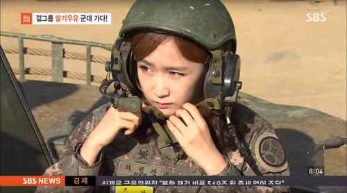 Một trong hai cô gái đang đội mũ của lính xe tăng.