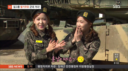 Hai cô nàng có vẻ rất vui trong bộ quân phục của binh sỹ Hàn Quốc.