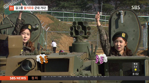 Họ đang giơ ngón tay cái biểu tượng hướng về phía các binh sỹ biểu thị khâm phục.