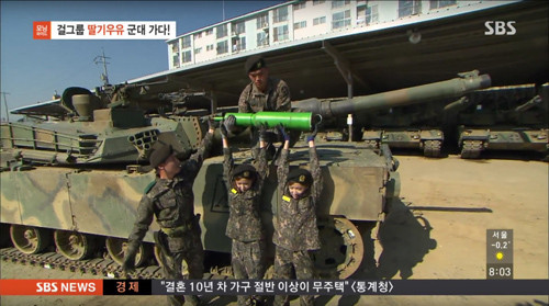 Hai chị em hot girl của làng giải trí Hàn Quốc phải hiệp lực mới có thể nâng được quả đạn xe tăng.