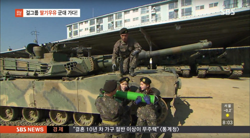 Họ cũng đã thử cảm giác làm lính xe tăng với xe tăng K2 và xe tăng K1A1, đồng thời còn làm theo hướng dẫn của một chàng lính đẹp trai để chuyển một quả đạn xe tăng cỡ 120mm. Quả đạn nặng khoảng 33 kg.