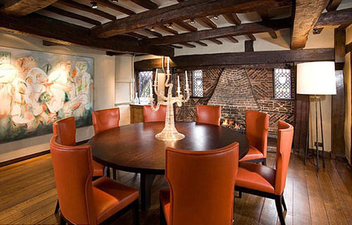 Whornes Place là ngôi nhà cổ được xây dựng từ thế kỷ 15 và sửa sang lại vào đầu thế kỷ 19. Ngôi nhà vẫn giữ nguyên dầm gỗ với nội thất cổ kính, thôn dã. Đặc biệt, bể bơi trong nhà rất ấn tượng, kết hợp với cách bài trí độc đáo, nghệ thuật. 