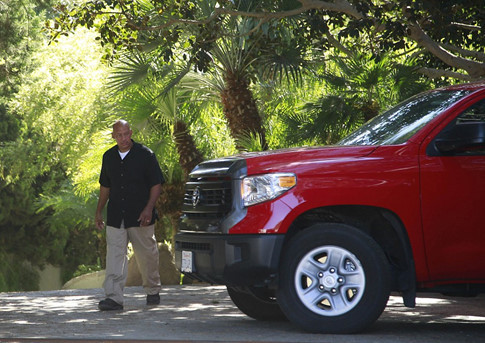 Bên ngoài ngôi nhà của mình, "bà Smith" bố trí nhiều nhân viên bảo vệ.