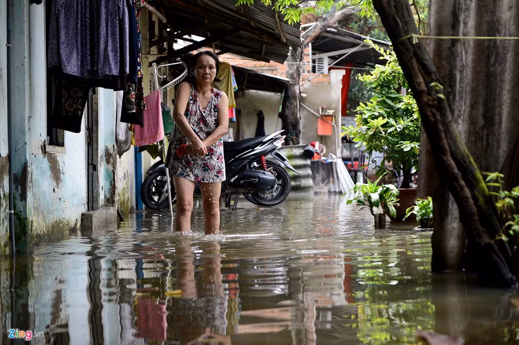 Các khu trọ lụp xụp ở vị trí thấp trũng trong khu vực này cũng lâm vào cảnh tương tự. Nước vẫn bao vậy từ ngoài sân vào đến các phòng.