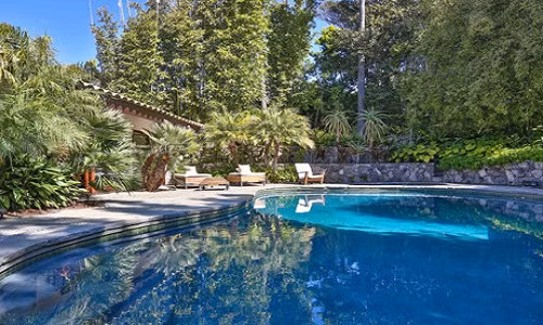 Bể bơi hiện đại phía sau ngôi biệt thự.