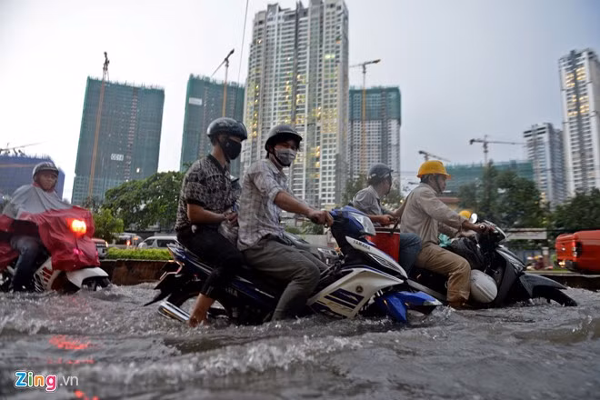 Tình trạng nước ngập không giảm nhưng nhiều khu đô thị ven đường Nguyễn Hữu Cảnh, dọc theo phía bờ sông vẫn liên tục mọc lên.