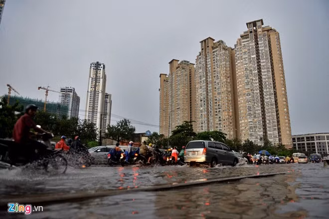 Đường Nguyễn Hữu Cảnh ngập nước liên tục sau 3 ngày mưa liên tiếp.