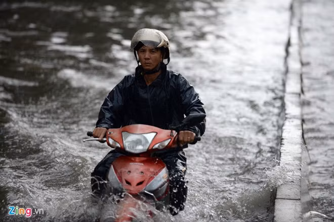Con đường ngày thường xuyên rơi vào tình trạng ngập sâu sau mưa.