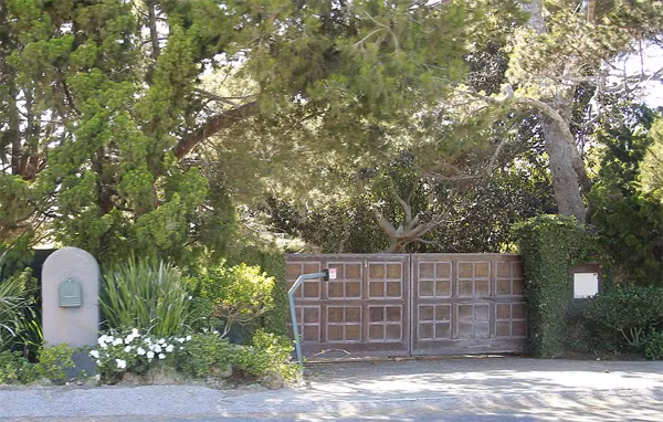 Tổ ấm mới của Angelina và các con có hệ thống an ninh nghiêm ngặt, cổng và hàng rào bao quanh kín đáo.