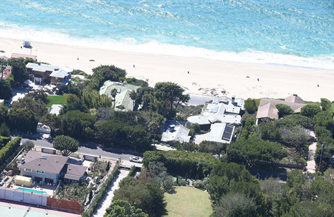 Mặt trước của biệt thự là bãi biển Malibu đầy thơ mộng, còn phía sau là núi đá.