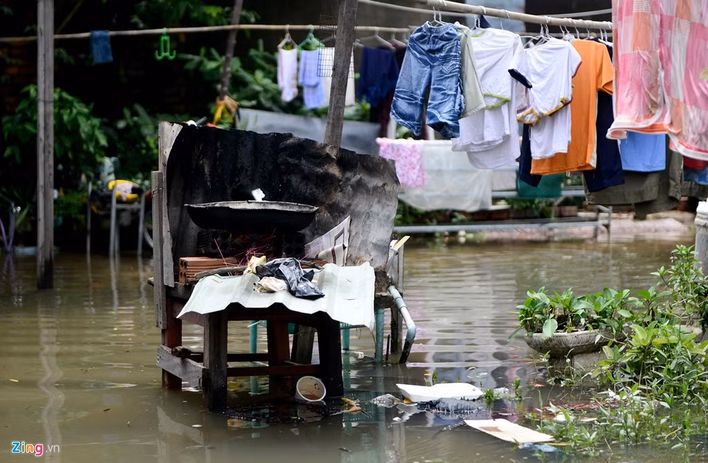 Khu nhà trọ trên đường Kha Vạn Cân trở nên nhếch nhác hơn vì ngâm trong nước, mọi sinh hoạt hàng ngày đều bị gián đoạn.