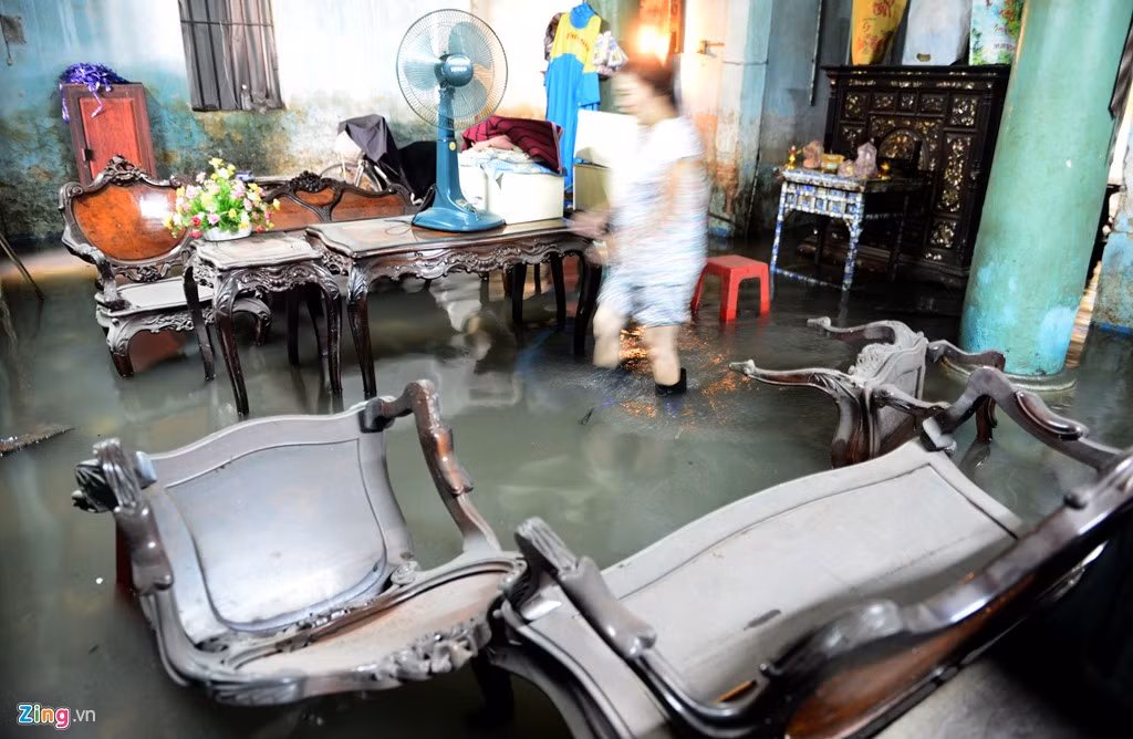 Một số nhà khác nước ngập sâu khiến đồ đạc trong nhà ngã chỏng chơ, nước rút dần để lại rác và bùn đất.