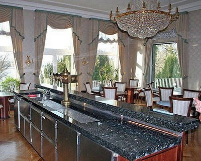 Căn biệt thự này có hẳn một sân bay cá nhân, hệ thống an toàn được lắp đặt bao quanh ngôi nhà cộng thêm 14 bảo vệ luôn canh trực 24/24.