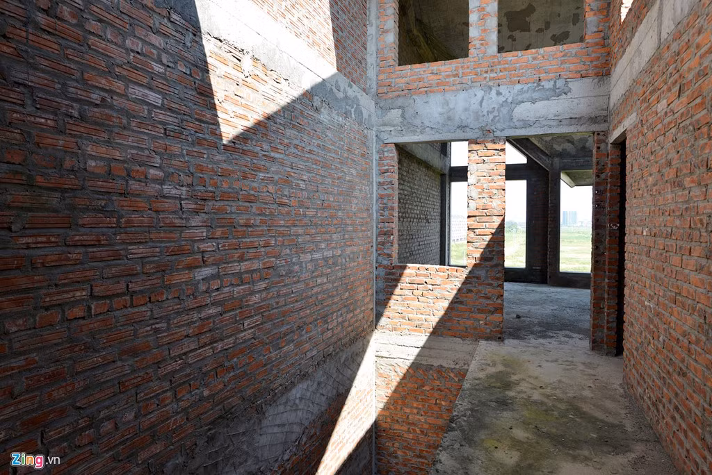 Phía trong các căn biệt thự liền kề lạnh lẽo.