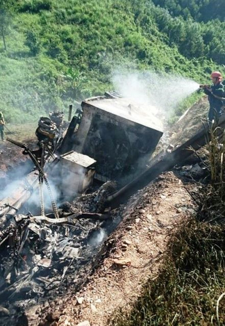Quang Binh: Xe container lao xuong vuc boc chay, tai xe tu vong-Hinh-3