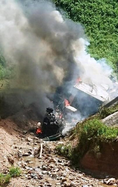 Quang Binh: Xe container lao xuong vuc boc chay, tai xe tu vong-Hinh-5