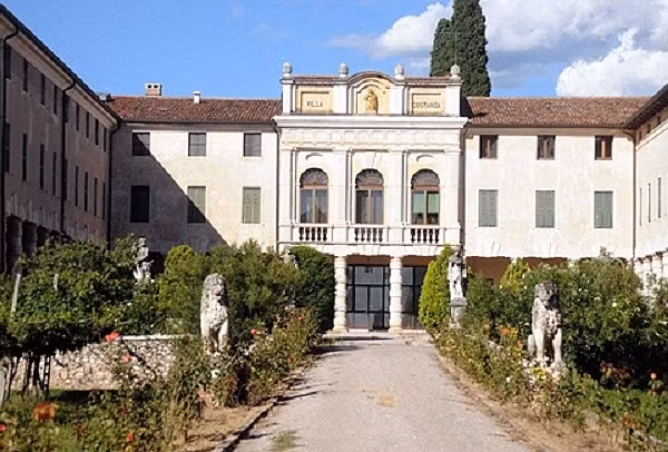  6. Biệt thự Costanza 32 triệu Euro ở San Pietro, Cariano, Italia Vào năm 2010, cặp đôi nổi tiếng Angelina Jolie và Brad Pitt đã tậu biệt thự 32 triệu Euro tại khu đồi phía tây nước Ý - Valpolicella.