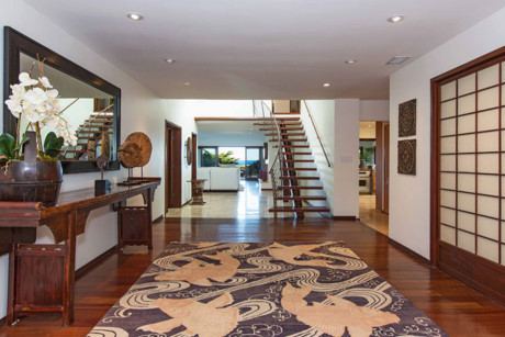 Jolie không rời khỏi nhà mà các luật sư tới đây để cùng cô thảo luận vấn đề ly hôn với Brad Pitt.