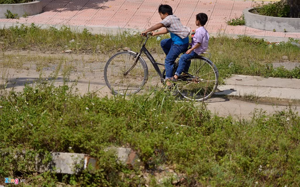 Khu đô thị hoang vắng, thỉnh thoảng có trẻ con đạp xe dạo chơi.