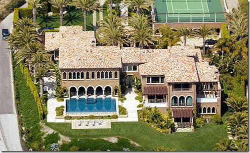 2. Biệt thự tại Long Island, New York Tiếp đến là biệt thự tại Long Island, New York có giá 40 triệu đô la (khoảng 890 tỷ đồng). Căn biệt thự rộng 6,6 nghìn mét vuông này có đến 18 phòng tắm, 1 bể bơi rộng lớn và cả sân tennis riêng.