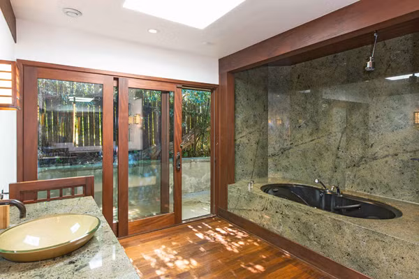 Phòng tắm vô cùng sang trọng và tiện nghi.