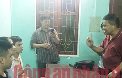 Thiếu tướng Hồ Sỹ Tiến đang hỏi cung Doãn Trung Dũng khi anh ta vừa bị bắt.