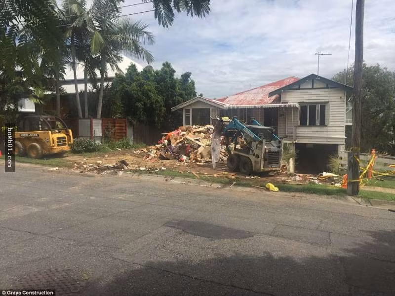 Bởi căn nhà quá cũ nát, không thể cải tạo, Rob và Andrew quyết định tự mình thiết kế và xây mới toàn bộ căn nhà. Khi mới bắt đầu đến khi hoàn thành, cả hai anh em đã trải qua nhiều khó khăn, từ việc xử lý rác thải đến lúc làm móng. (Nguồn Youthwant)