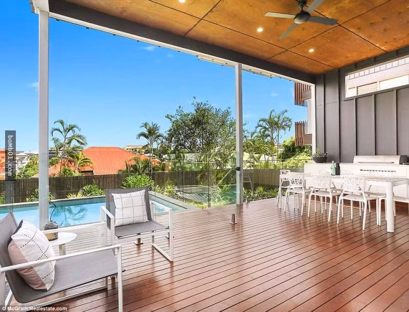 Từ một căn nhà chứa rác hôi thối không ai muốn mua, dưới bàn tay tài hoa của hai anh em Rob và Andrew, nó đã biến hình thành một căn biệt thự triệu đô đẹp lung linh, khiến nhiều người ước mơ, thèm muốn. (Nguồn Youthwant)